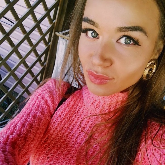 Roxy Gold Statement Earrings - ๐ BUNDLE EARRINGS - 3/$55 OR 5/$70 ๐ - Picture 2 of 6